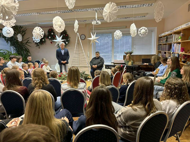 Gimnazijos bibliotekoje įžiebta kalėdinė eglutė