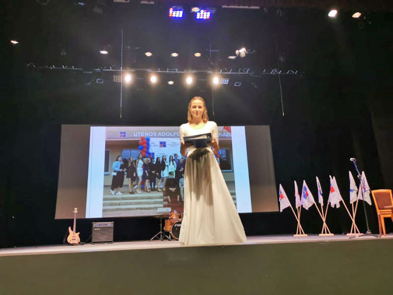 Brandos atestatai jubiliejinės gimnazijos laidos abiturientams 1