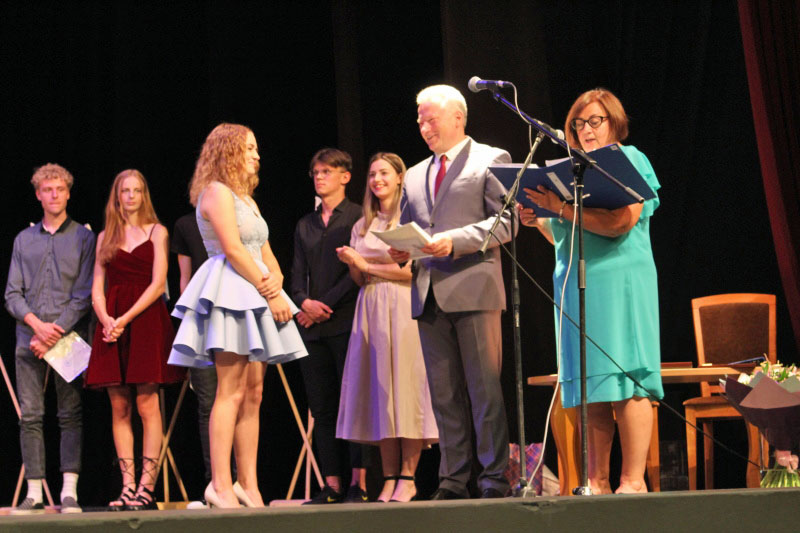 Brandos atestatai jubiliejinės gimnazijos laidos abiturientams 5