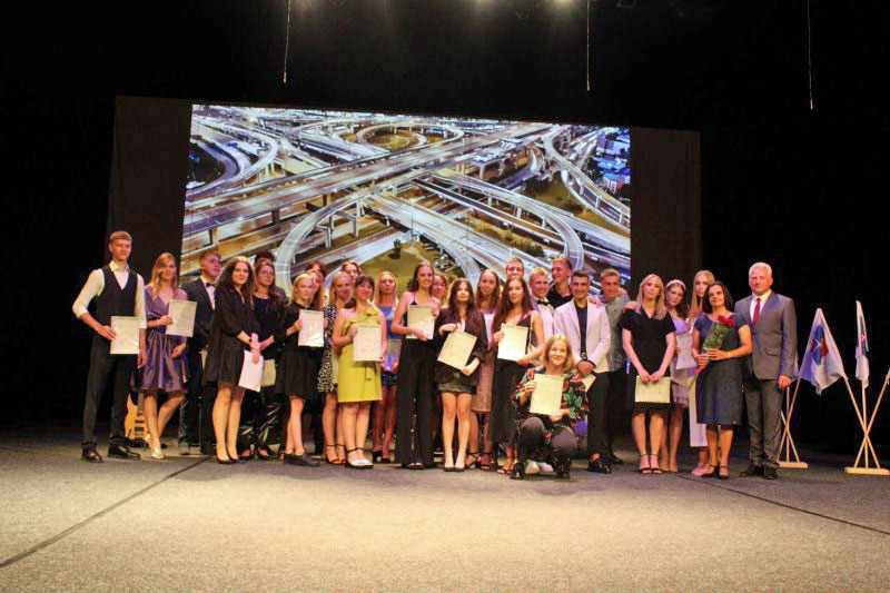 Brandos atestatai jubiliejinės gimnazijos laidos abiturientams 6