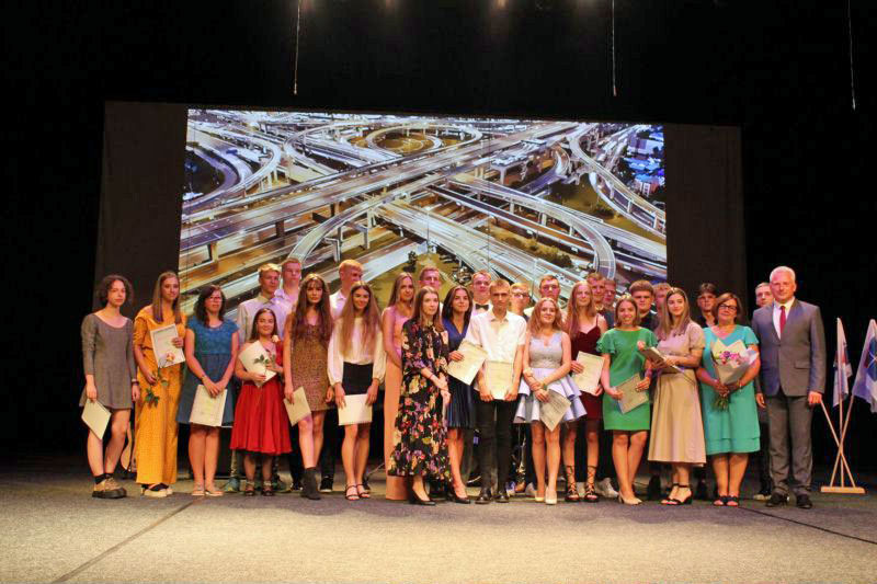 Brandos atestatai jubiliejinės gimnazijos laidos abiturientams 7