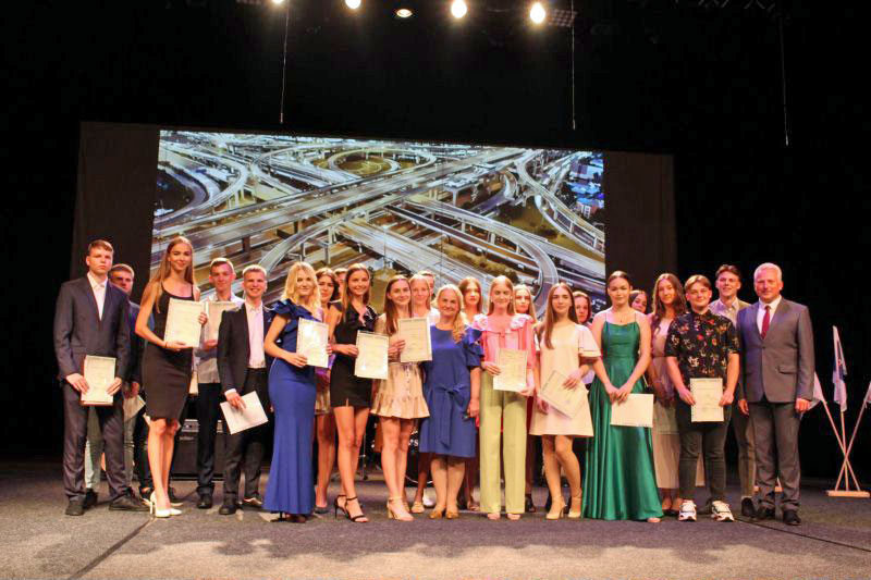 Brandos atestatai jubiliejinės gimnazijos laidos abiturientams 8