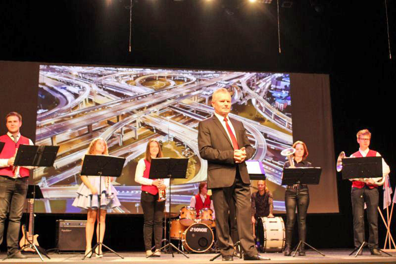 Brandos atestatai jubiliejinės gimnazijos laidos abiturientams 9