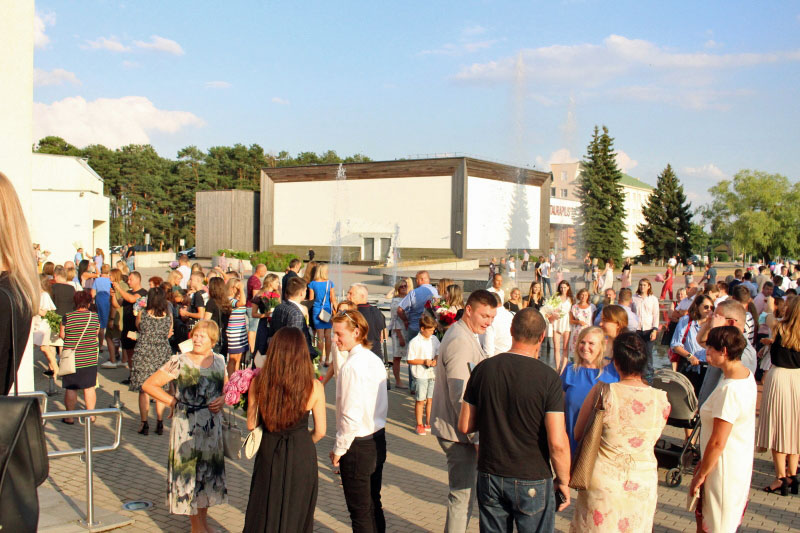 Brandos atestatai jubiliejinės gimnazijos laidos abiturientams 10