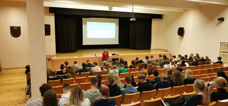 Utenos Adolfo Šapokos gimnazijos bendruomenė bendradarbiaudama su Utenos moterų centru dalyvauja Vilniaus moterų̨ namų inicijuotame ir LR Socialinės apsaugos ir darbo ministerijos finansuojamame projekte „Įvardinti. Atpažinti. Keisti“. Lapkričio 10 dieną gimnazijoje buvo įgyvendinamos projektinės veiklos, kuriose dalyvavo 1–3 klasių mokiniai bei švietimo darbuotojai. Projektu yra siekiama kelti gimnazijos bendruomenės kompetencijas lyčių lygybės srityje, išmokyti atpažinti lyčių vaidmenų stereotipus, teikti rekomendacijos, padėsiančias taikyti nediskriminuojančias praktikas.